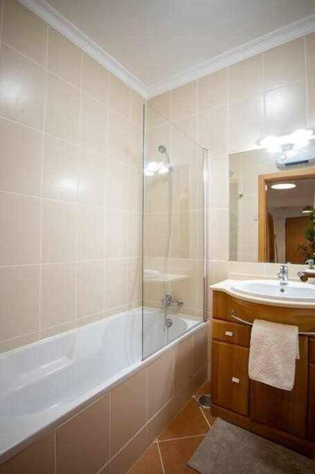 Modern 3Br Apt W/ Lg Terrace, Bbq, Ac & Parking Tavira Kültér fotó