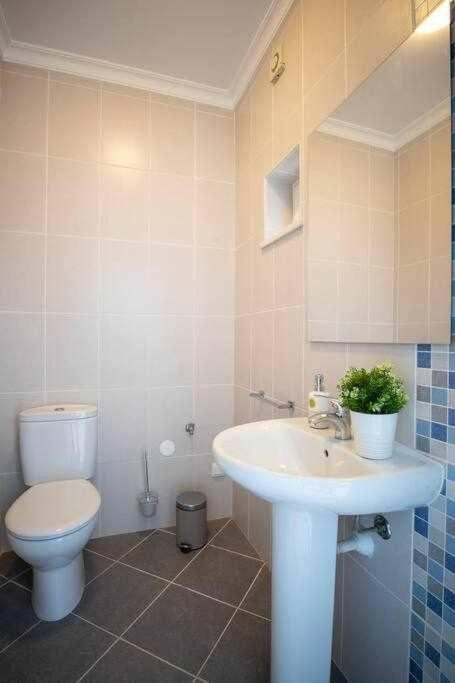 Modern 3Br Apt W/ Lg Terrace, Bbq, Ac & Parking Tavira Kültér fotó